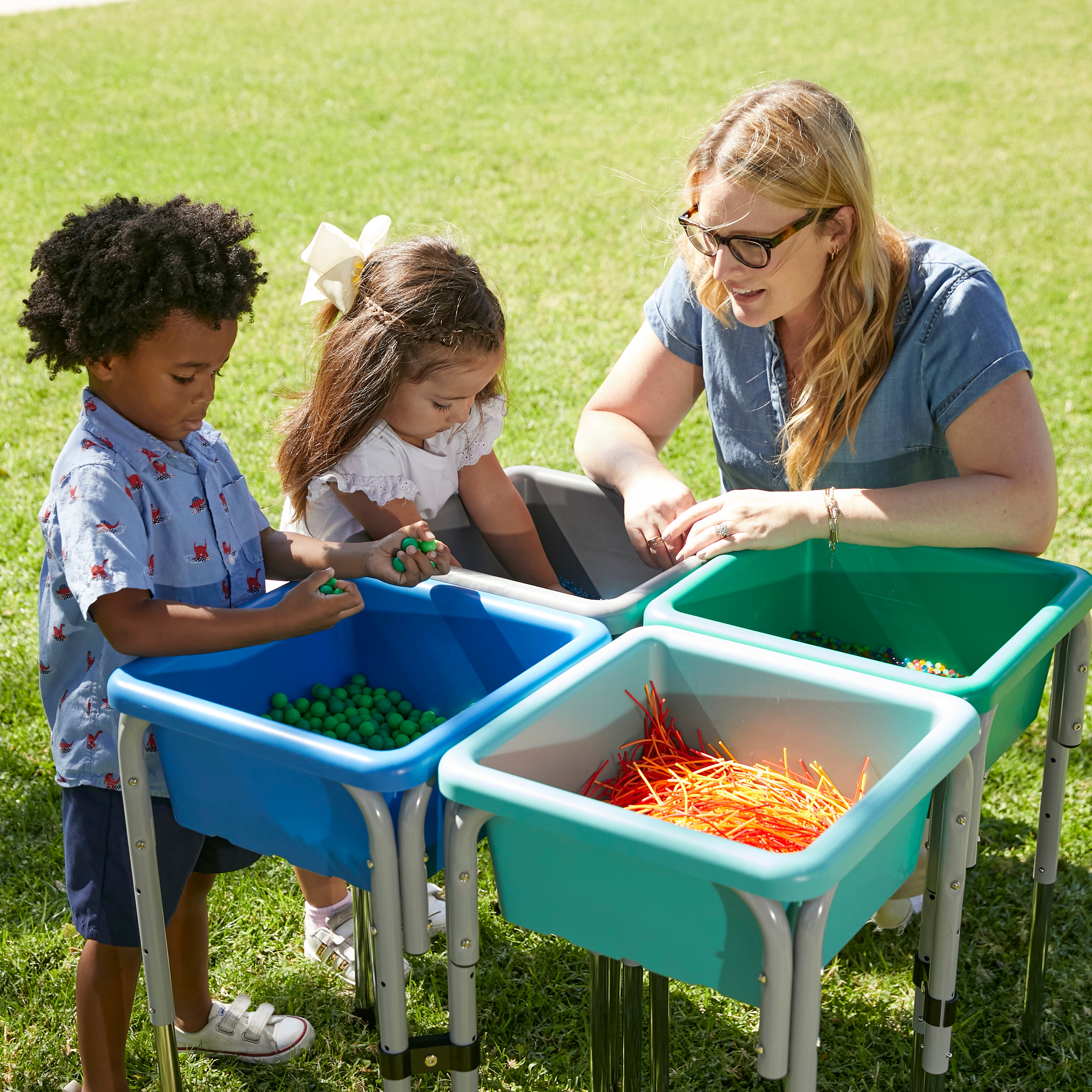 4-Station Sand and Water Adjustable Play Table