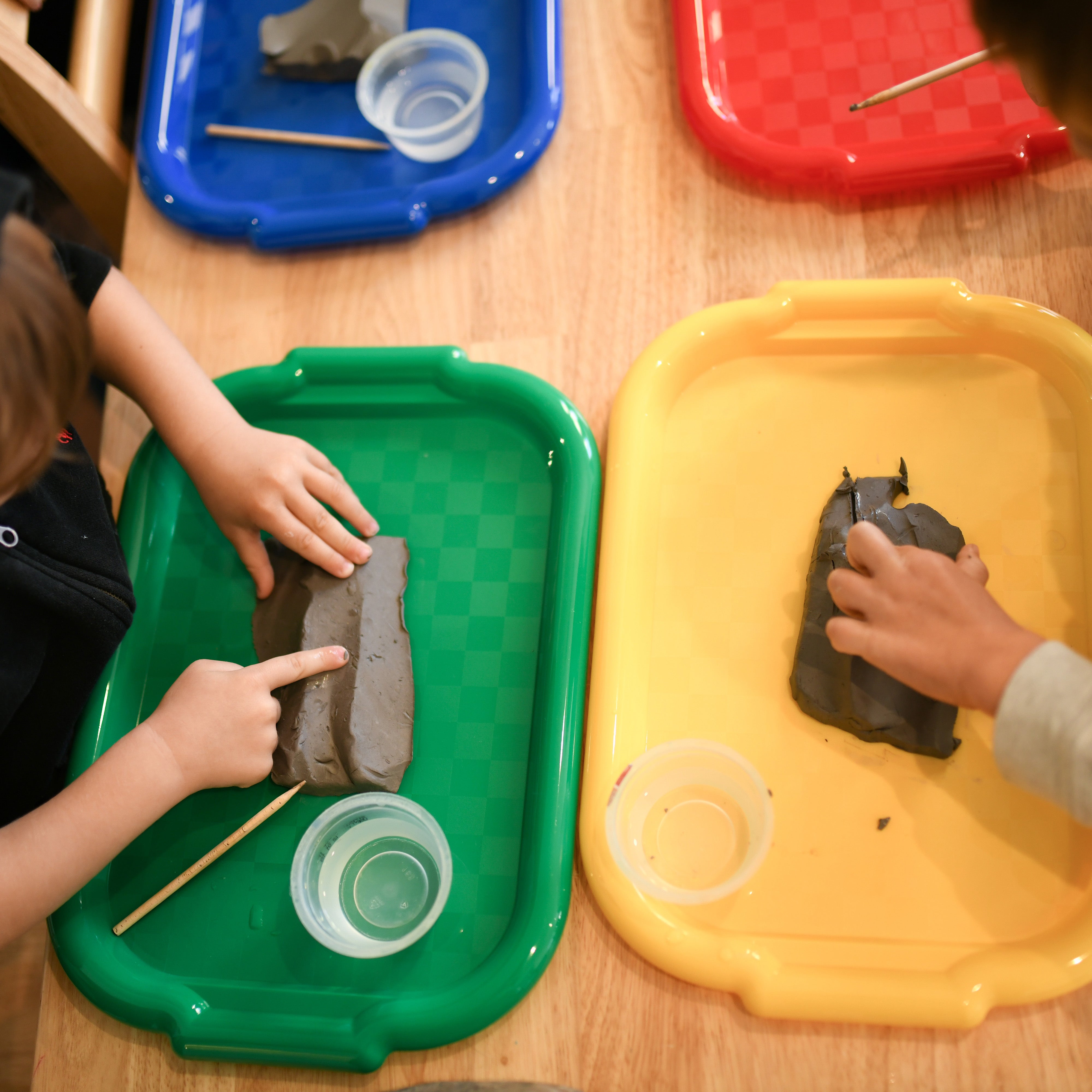 Colorful Plastic Art Trays for Kids, 6-Piece