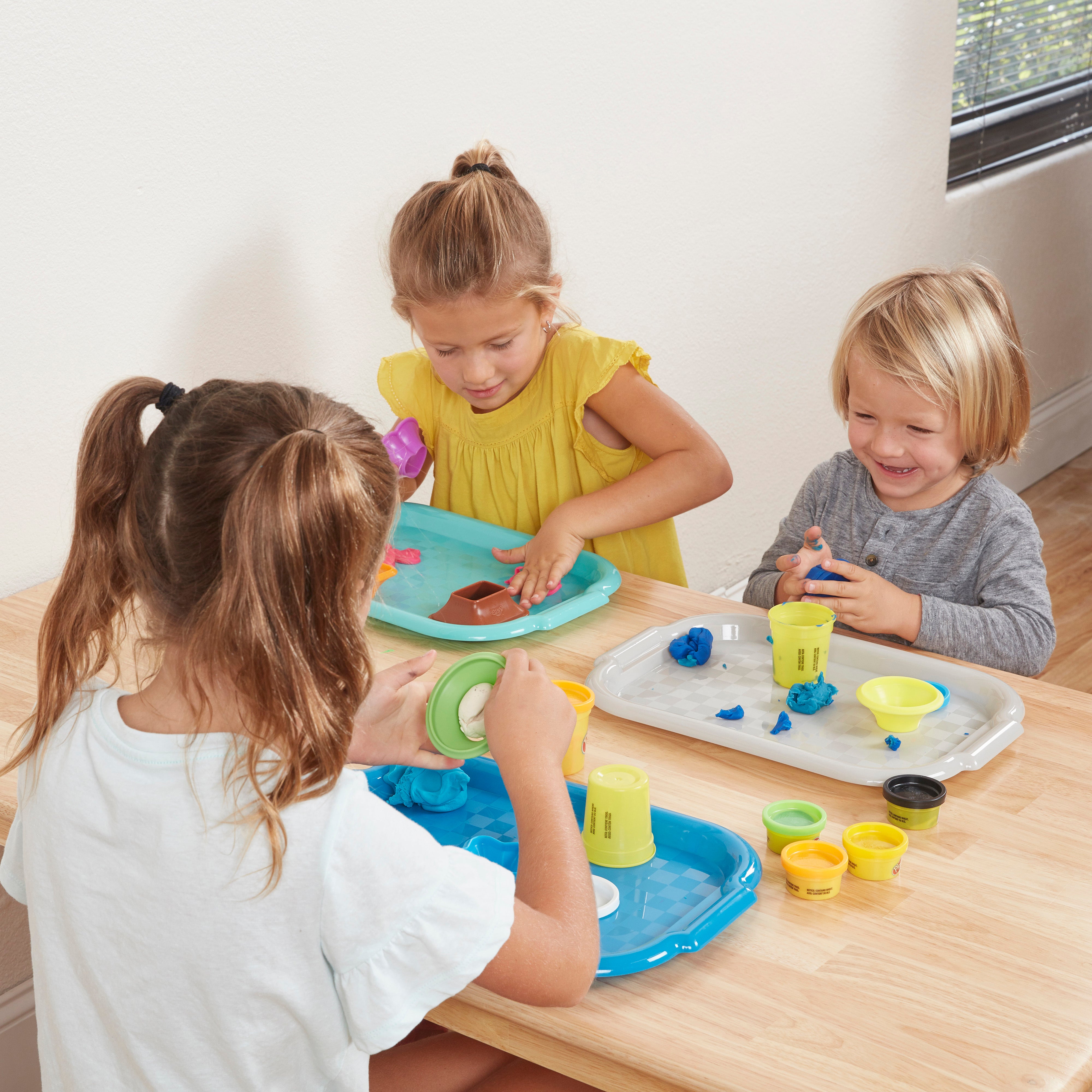 Colorful Plastic Art Trays for Kids, 6-Piece